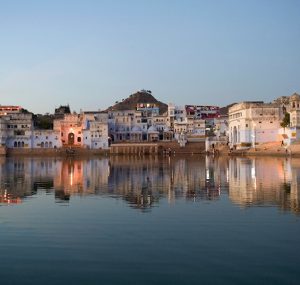 Historic district of the town of Pushkar on the sacred Pushkar Lake, Rajasthan, India, Asia